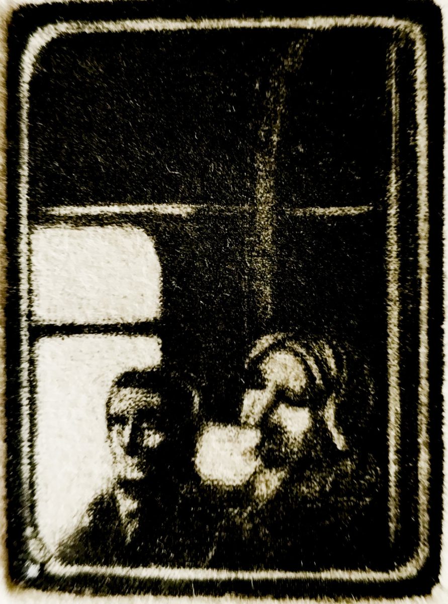 Femme à la fenêtre d'un train, derrière elle un homme.